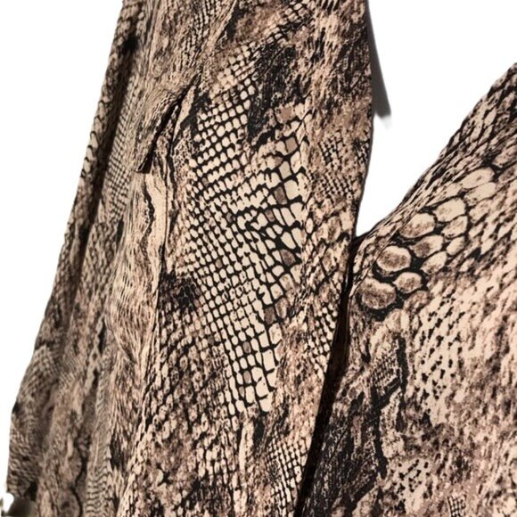 Torrid Harper Blouse Size 0(12) Snakeskin Print Black Cream Georgette 3/4 Sleeve - Picture 8 of 14